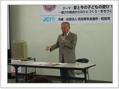 討議に先立ち情報提供を行う町田市社会教育委員 脇氏。